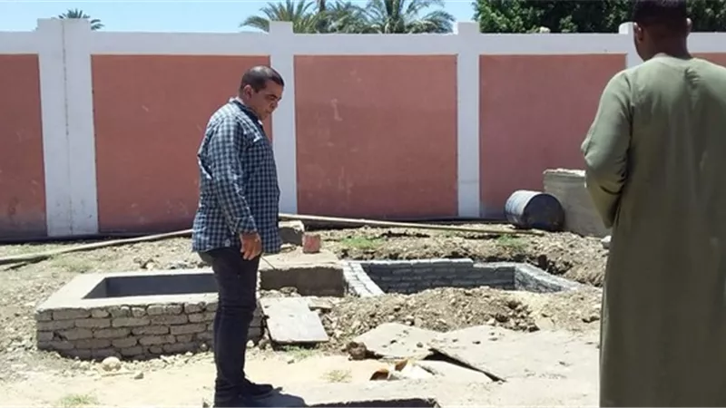 رئيس مركز الزينية يتفقد أعمال الإنشاءات بمحطة الصرف وتعقيم المبانى الحكومية