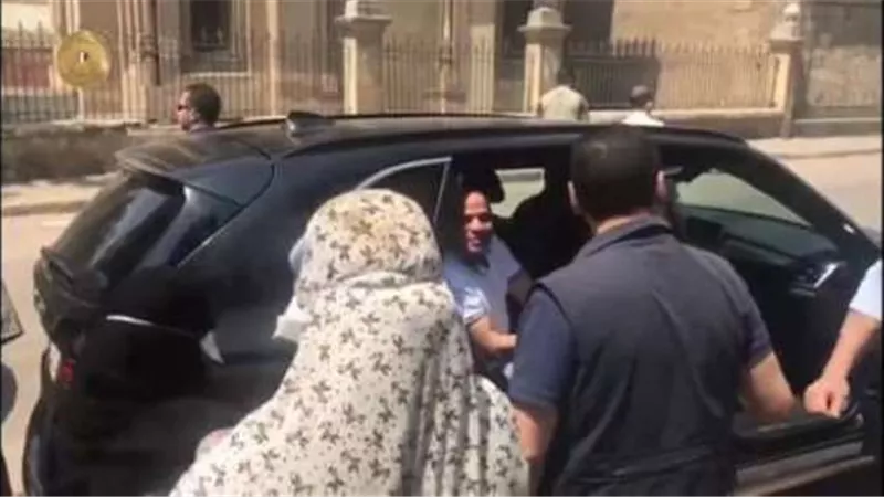بالفيديو.. سيدة عجوز للسيسي: ربنا يحبب فيك خلقه.. والرئيس يرد