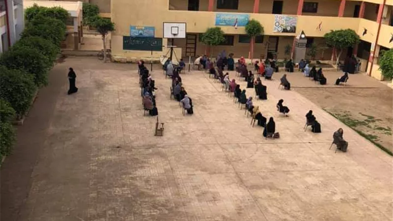 ٧٠% من الطلاب يفضلون تسليم المشروعات البحثية ورقياً بالمنوفية .. صــور