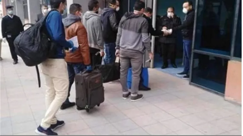 محافظ الجيزة : استقبال 520 من العالقين المصريين فى الكويت وعزلهم بجامعة القاهرة .. فيديو