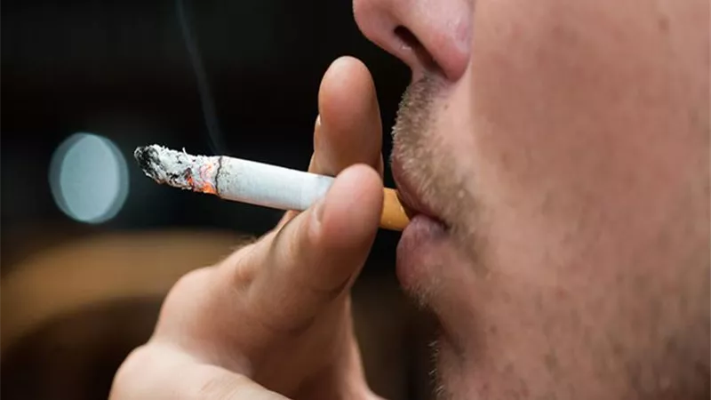 ما حكم جلوس الصائم بجوار المدخن؟