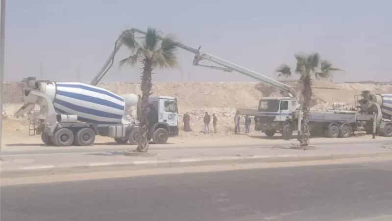 رئيس الجهاز: صب الخرسانة العادية لبيارة محطة رافع الصرف الصحى بمدينة ١٥مايو