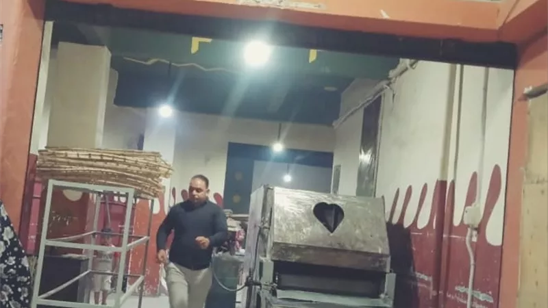 رئيسة حي ثان الزقازيق تشمع محلا لبيع المخبوزات غير مرخص ومصادرة مقطورة محملة لمواد بناء