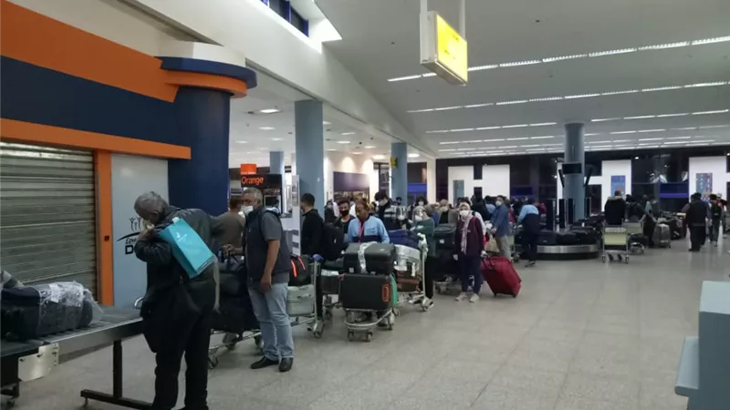 وصول الرحلة الثانية من تركيا وعلى متنها 96 عالق مصرى إلى مطار مرسى علم الدولى و دخولهم 14يوما حجر صحى