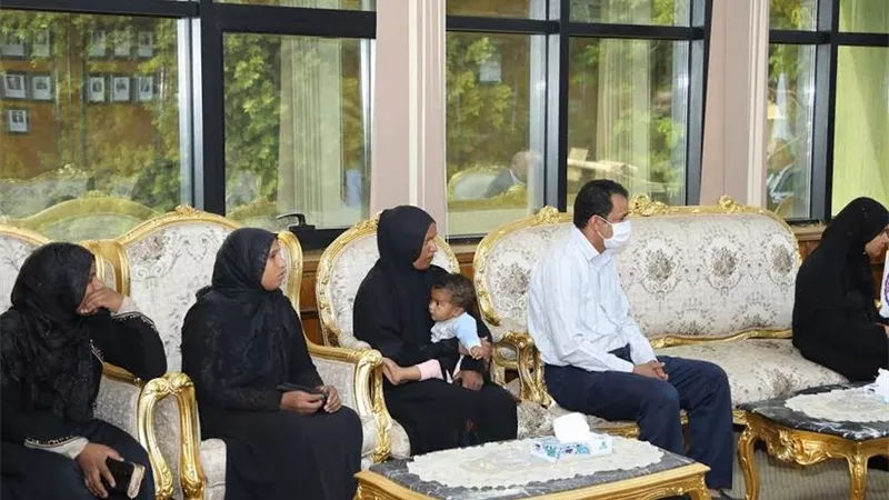 محافظ قنا ونائبه يبحثان 65 شكوى خلال اللقاء اليومى مع المواطنين