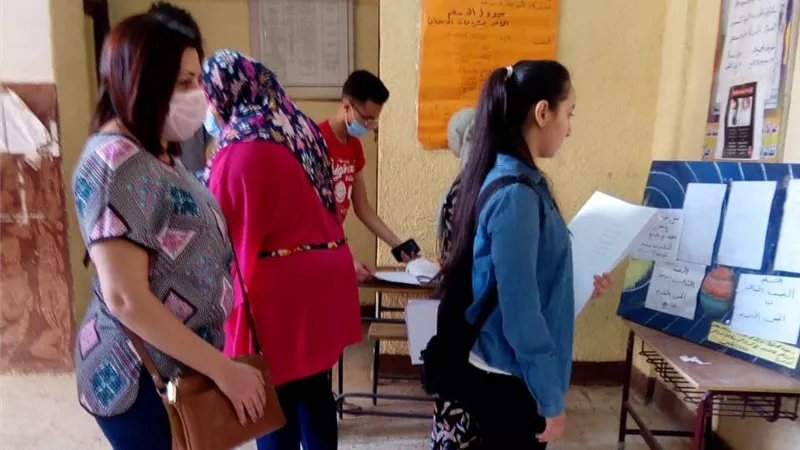 تعليم الجيزة : تسليم الابحاث وتوقيع الاختبارات الإلكترونية للصف الثانى الثانوى