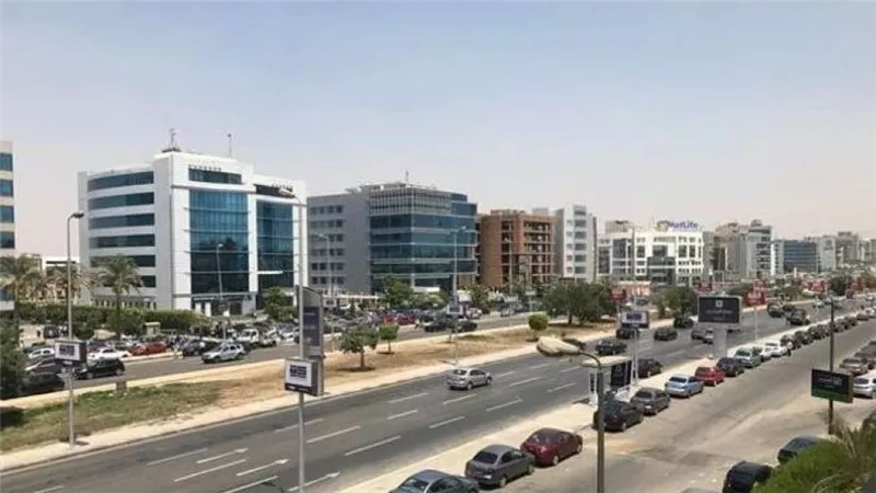 وقف التعامل بأحد بنوك القاهرة الجديدة لإصابة موظف بالكورونا.. بالصور