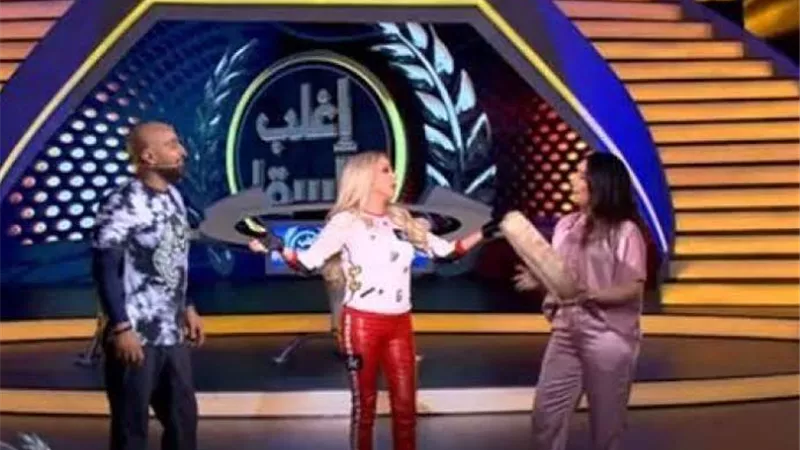 المطربة بوسي تولع مسرح اغلب السقا بعد الخسارة .. فيديو