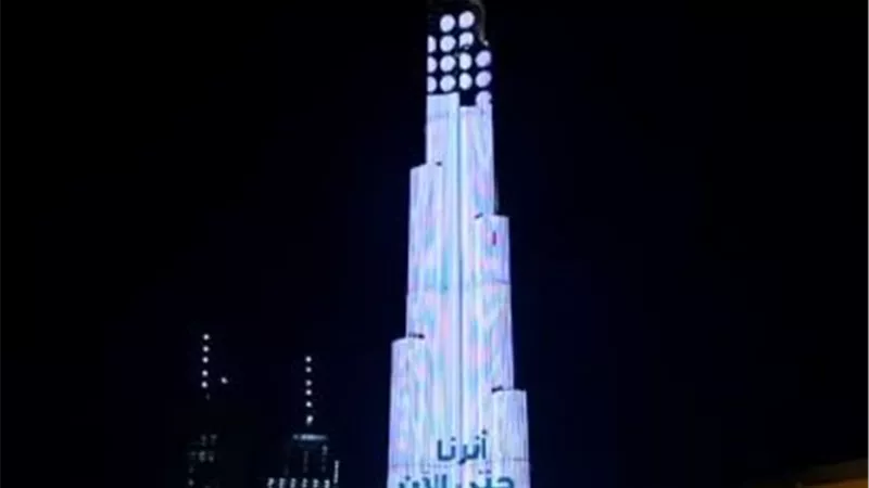 برج خليفة يضيء بأكثر من 860 ألف ضوء دعمًا لحملة 10 ملايين وجبة