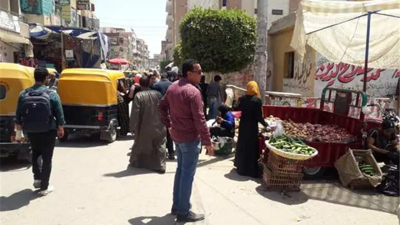 الإسماعيلية تلاحق الأسواق العشوائية لمجابهة كورونا.صور