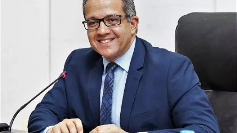 وزير السياحة يناقش آليات استقبال الفنادق للزوار خلال عيد الفطر