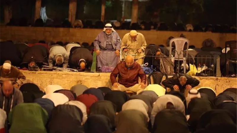 أعلى سطح عقار فى القطامية.. القبض على 12 شخصا أقاموا صلاة تراويح جماعية