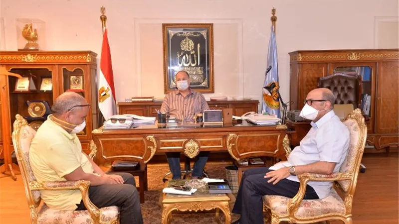 محافظ أسيوط يلتقي بوكيل الصحة ويؤكد على تنفيذ إجراءات الحجر المنزلي للمخالطين لمصابي كورونا