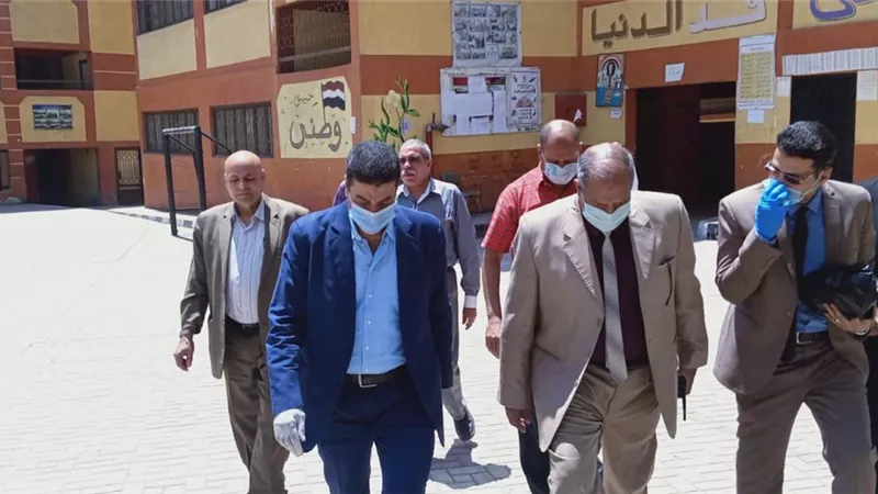 مدير التعليم العام يتابع تسليم المشروعات إلكترونيا وورقيا بمدارس القاهرة