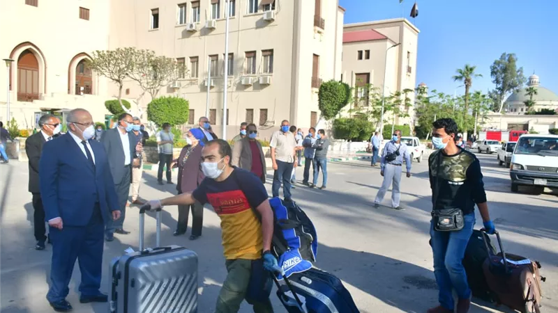 العائدون من الكويت يوجهون رسالة شكر للرئيس السيسى .. فيديو
