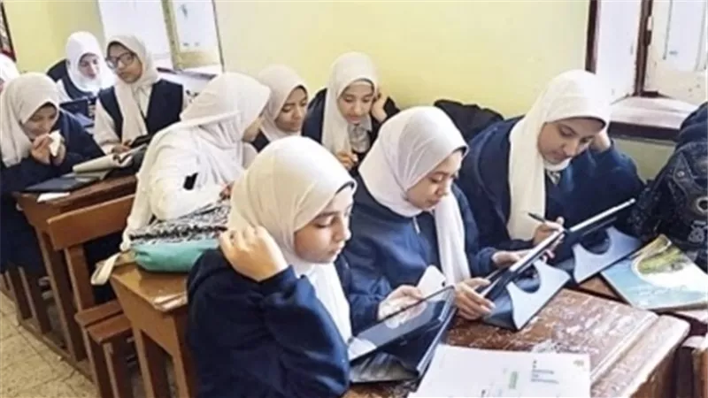 طلاب الصف الأول الثانوى يؤدون امتحان الرياضيات على المنصة الإلكترونية اليوم