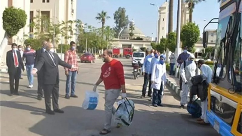 محافظ الجيزة.. أستقبال 750 مصري عالقون بدولة الكويت وتسكينهم بالمدن الجامعية بالمحافظة