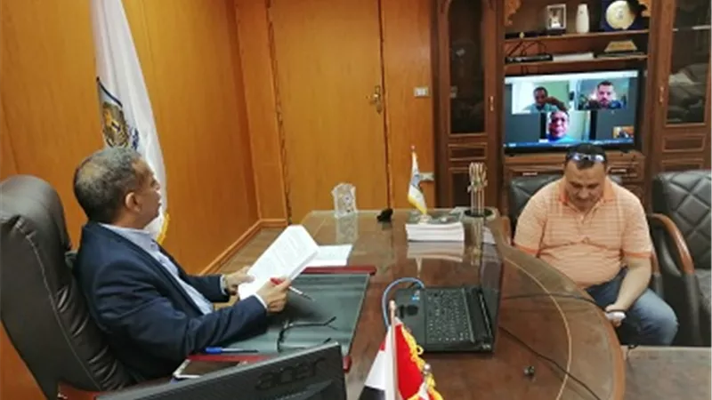 رئيس جامعة الاقصر يلتقى وكلاء الكليات لشئون الدراسات العليا والبحوث عبر الفيديو كونفرانس