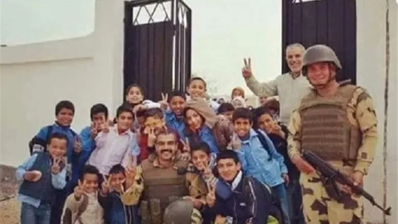 شاهد - الشهيد البطل أحمد المنسى مع أطفال سيناء بإحدى المدارس