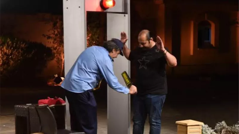 انفعال محمد ثروت على حارس فيلا فيفى عبده