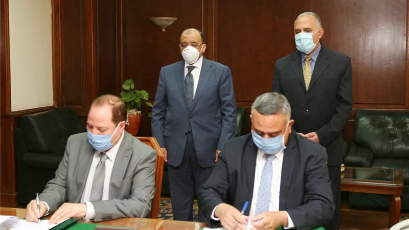 وزيرا الري والتنمية المحلية يشهدان توقيع بروتوكول لحماية شبكة الترع والمصارف