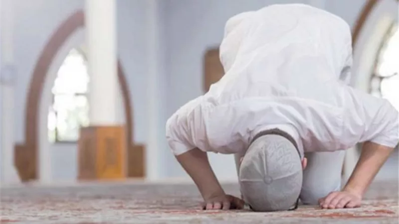 ما الحكم فيمن صام رمضان ولكنه لا يصلي؛ هل ذلك يُفسِد صيامه ولا ينال عليه أجرًا؟