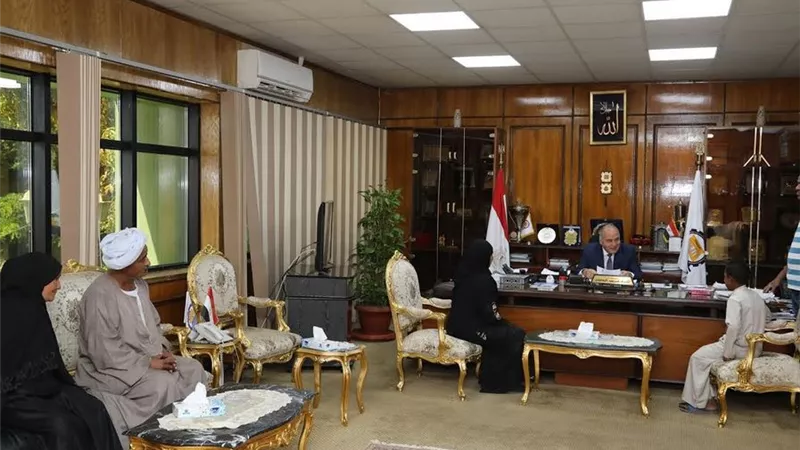 محافظ قنا ونائبه يلتقيان بعدد من المواطنين لحل شكاواهم