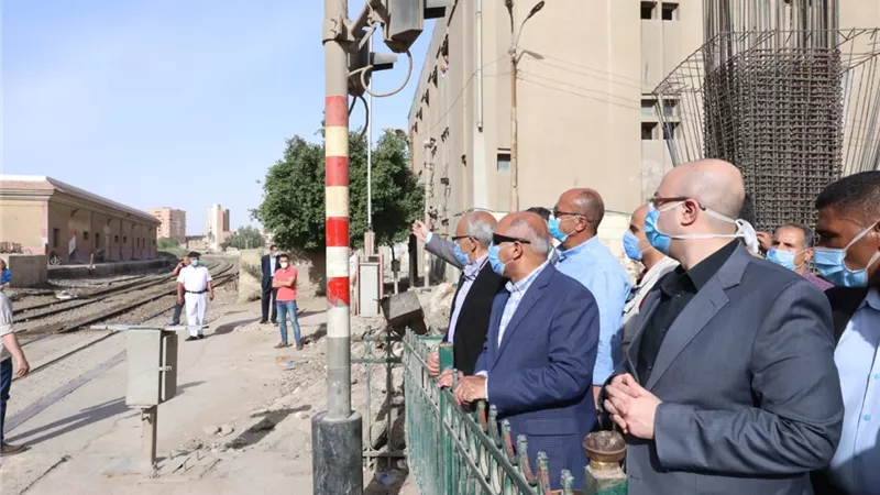 الوزير فى بنى سويف ننفذ 33 كوبري أعلى المزلقانات كمرحلة أولى