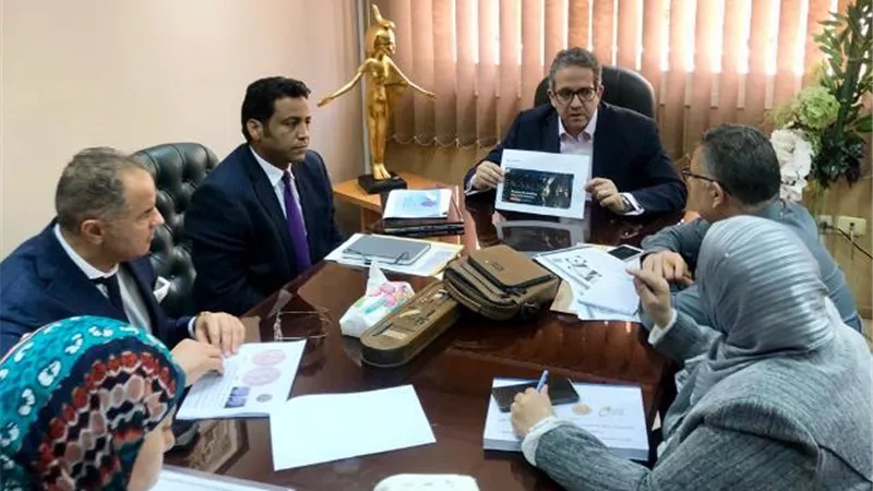 العناني يراجع بطاقات تعريف قطع المتحف المصري الكبير، وسك عملات تذكارية لأفتتاحه