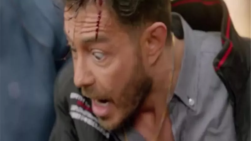 علا تصفع أحمد زاهر وتضربه 