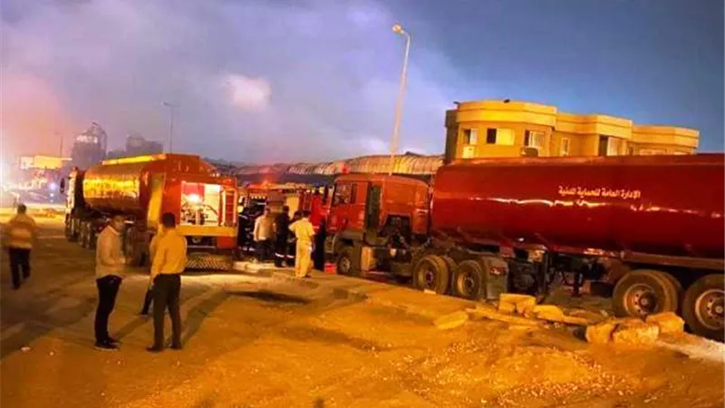 تشكيل لجنة لحصر الخسائر وبدء عمليات التبريد بحريق مصنع العبور