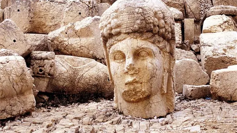 #أحسن_القصص حاج إبراهيم في ربه وادعى الإلوهية فأهلكه الله بذبابة