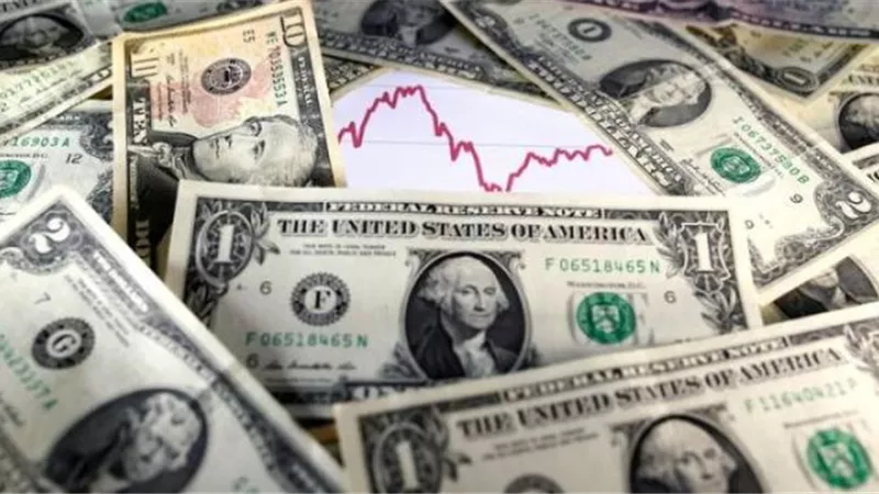 الدولار ينخفض عن أعلى مستوى في 3 أسابيع قبل كلمة لرئيس المركزي الأمريكي