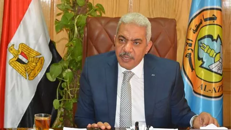 نائب رئيس جامعة الأزهر .. يهنيء الأطقم التمريضية بمناسبة 