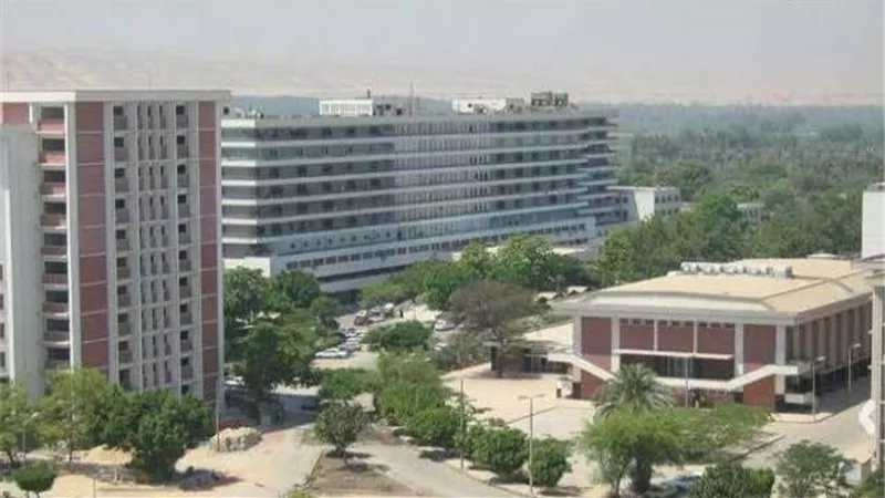 رئيس جامعة أسيوط يعلن تخفيض أعداد أطباء التمريض إلى النصف