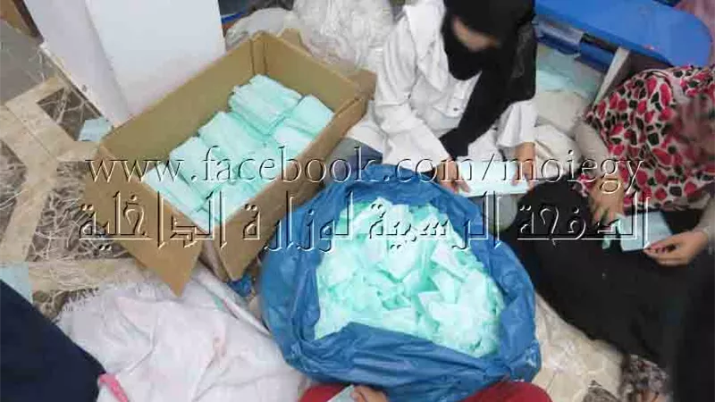 ضبط مصنع غير مرخص لتصنيع الكمامات الطبية بقليوب