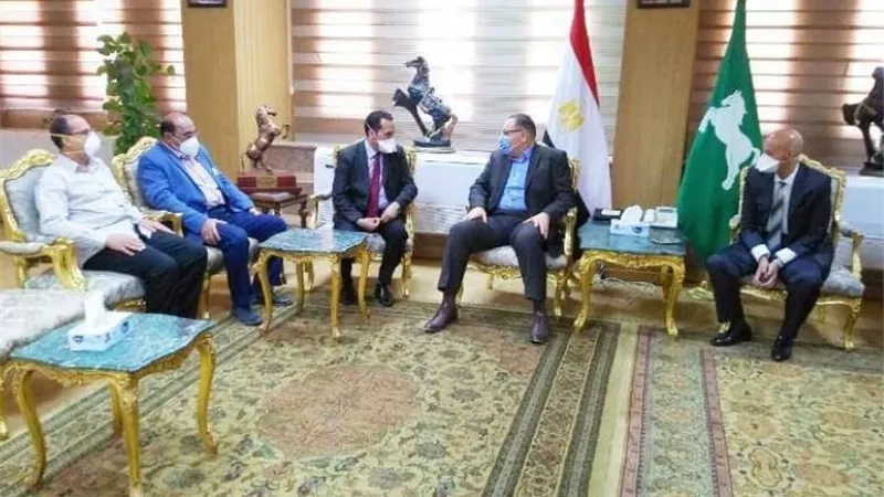 محافظ الشرقية يلتقي رئيس الإدارة المركزية للشئون الوقائية بوزارة الصحة