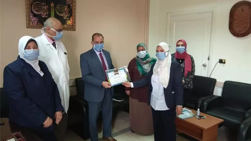 مدير فرع التأمين الصحي بالشرقية يكرم التمريض المثالى بوحدات الفرع