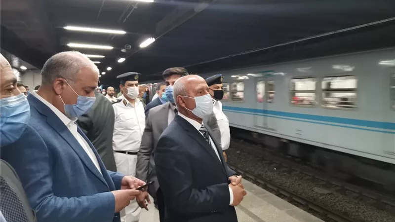 وزير النقل يفاجئ العاملين بمحطة مترو الشهداء ويوجه بالدفع بقطارات إضافية