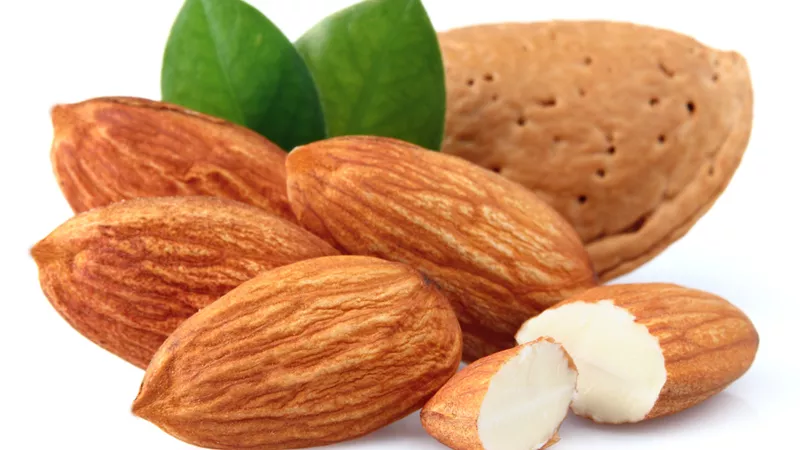 اللوز يحميك من جميع الأمراض المزمنة