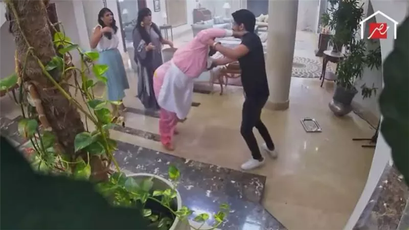 حمدى الميرغني يعتدى على خادمة فيفى عبده بالضرب فى الحمام.. فيديو