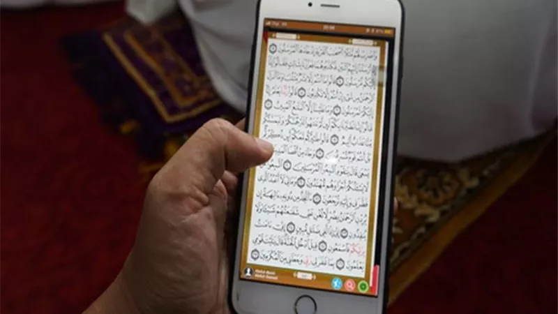 هل يمكن قراءة القرآن من الهاتف المحمول فى صلاة التراويح