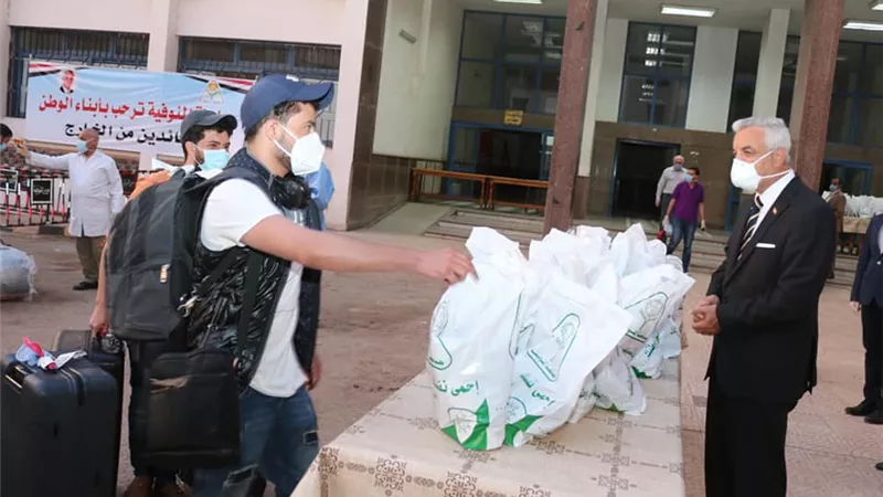 بالتمر و المصاحف رئيس جامعة المنوفية يستقبل 355 من العالقين بالخارج وتسكينهم فى مدينة الأمل بشبين الكوم .. بالصــور والفيديو