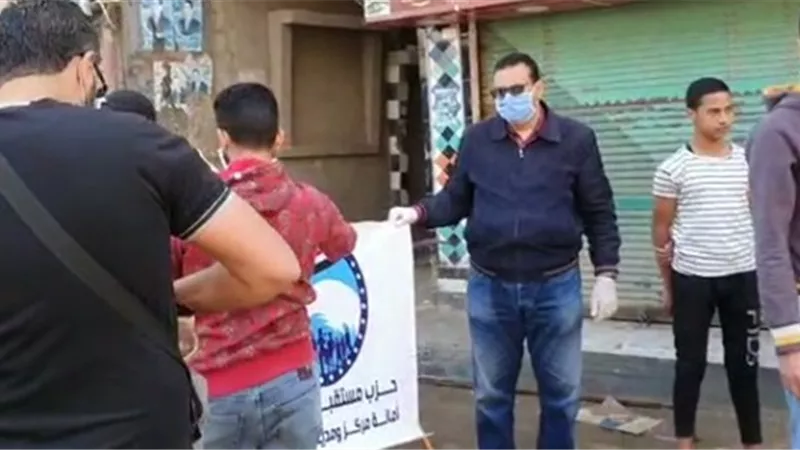 بعد ظهور أول حالة كورونا فى صنصفط شباب القرية يواصلون جهودهم بالرش والتعقيم وتوعية الأهالى