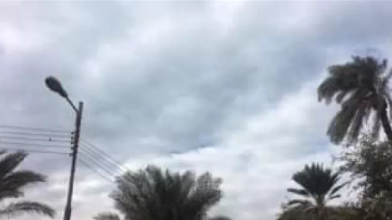 عاصفة ترابية شديدة مصحوبة بالبرق والرعد وهطول الا مطار بسوهاج - انخفاض للرؤية على الطرق السريعة والمحافظة ترفع درجة الاستعداد