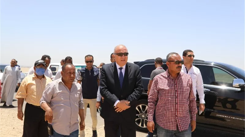 محافظ قنا يتفقد مخر سيل كرم عمران.صور