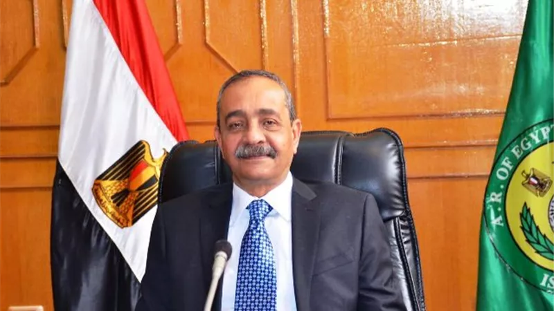 رئيس مدينة الاسماعيلية يهدم ويصادر منفذ الغرفة التجارية للسلع الغذائية