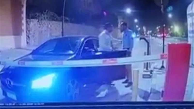 شاهد بالفيديو: واقعة اعتداء احمد فلوكس على حارس الامن