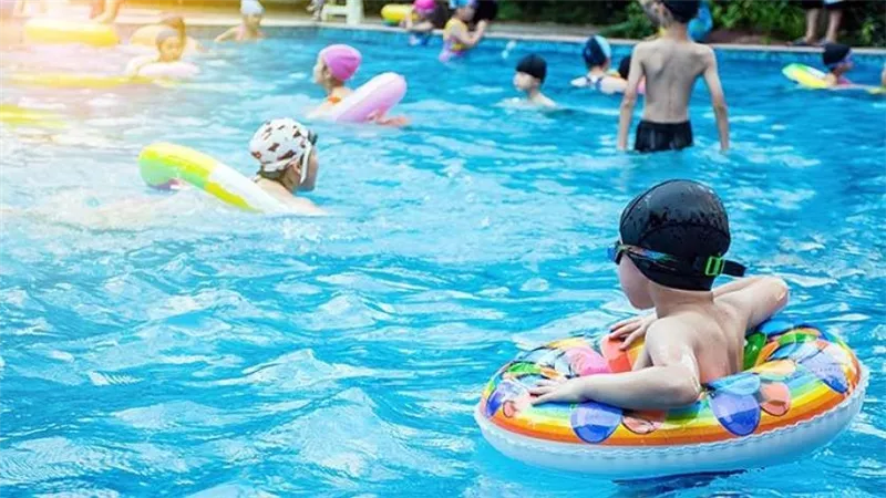 أستاذ مناعة: حمامات السباحة تقتل فيروس كورونا لاحتوائها على كلور