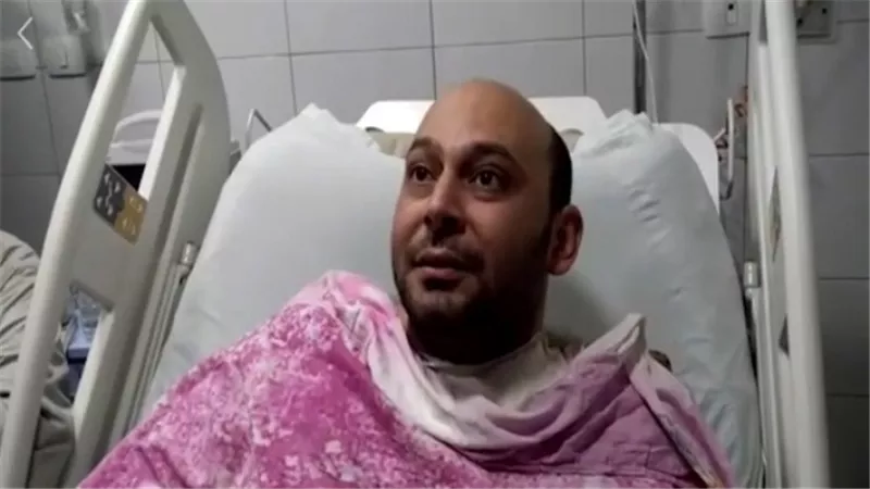 الطبيب المصاب بفقدان بصره يجرى فحوصات ويبدأ رحلة العلاج بالمركز الطبى العالمى
